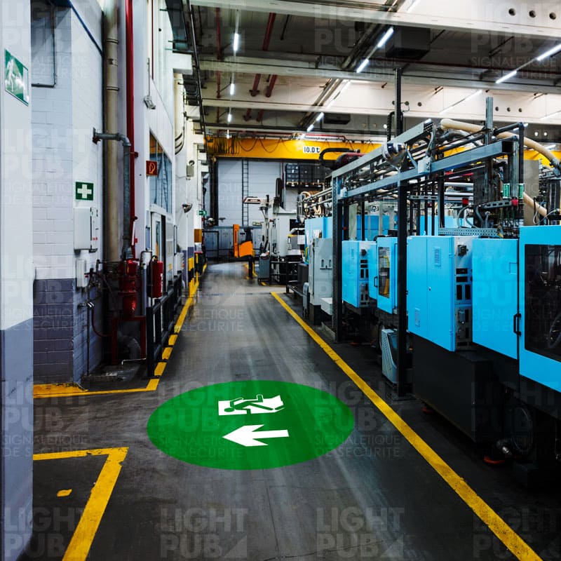Projection lumineuse au sol flèche directionnelle vers issue de secours